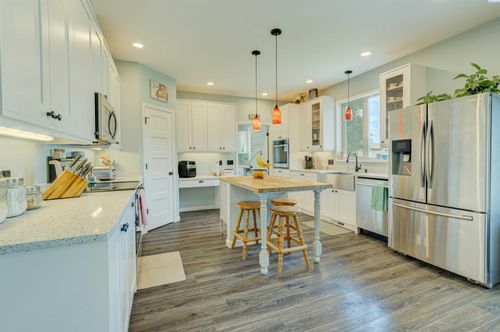 573 E Sunset Dr, Burbank, WA, 99323-9663 | Card Image