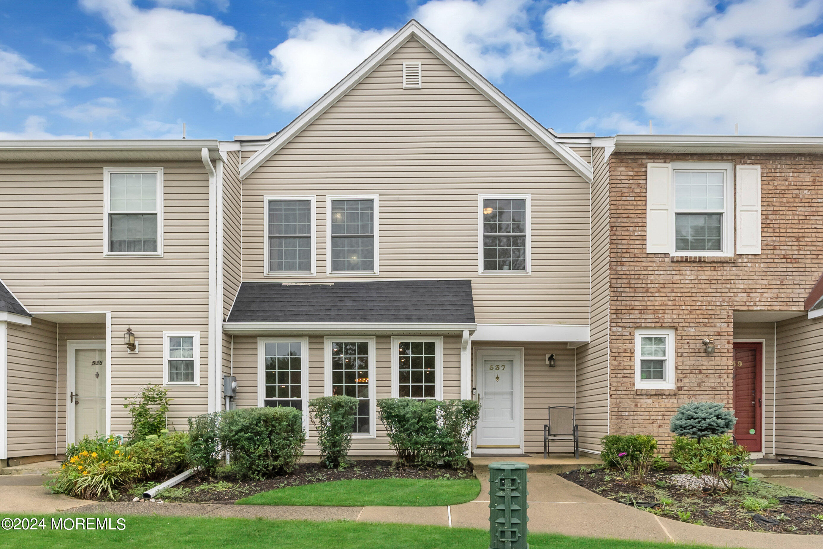 Manchester Pl, Morganville, NJ 07751
