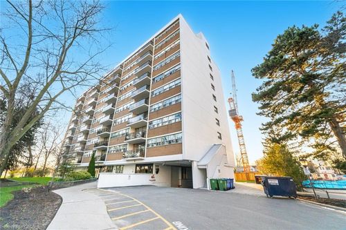 904-212 Kerr St, Oakville, ON, L6K3B1 | Card Image