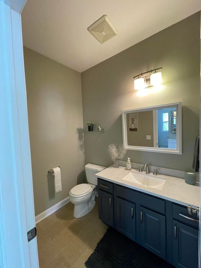 Main 1/2 Bathroom | Image 13