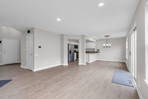 682 Silk Oak Ln, Crystal Lake, IL, 60014-4585 | Card Image