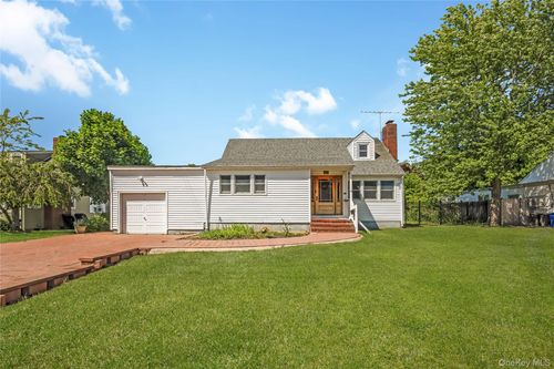 51 Bayside Ave, Amityville, NY, 11701-3652 | Card Image
