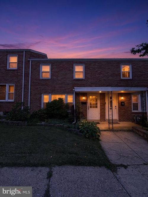 225 S 4th Ave, READING, PA, 19611-1349 | Card Image