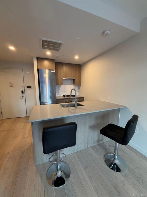 7o-131-02B 40th Rd, Flushing, NY, 11354-5137 | Card Image