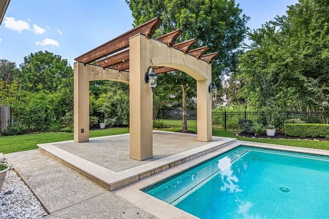 Beautiful pergola to shade you from the Texas sun. | Image 46