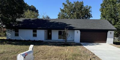 Ranch-style house with a front yard | Image 2