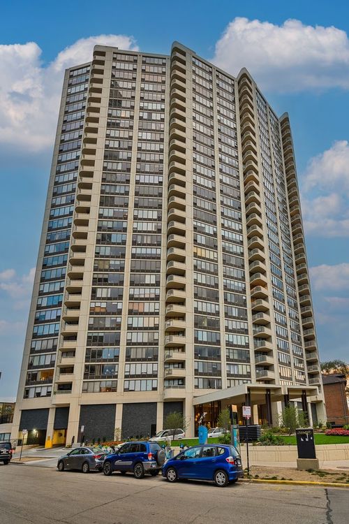 2408-3930 N Pine Grove Ave, Chicago, IL, 60613-5513 | Card Image
