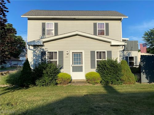 231 4th St Se, New Philadelphia, OH, 44663-4011 | Card Image