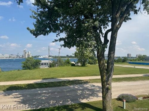 815 Fort St, Port Huron, MI, 48060-3921 | Card Image