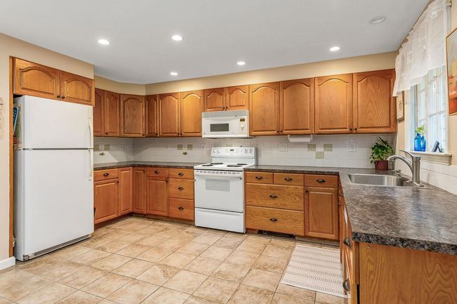 UNIT-3 - 18 Boulder Brook Dr, Condo with 2 bedrooms, 2 bathrooms and null parking in Exeter NH | Image 9
