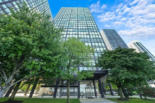 22d-880 N Lake Shore Drive, Chicago, IL, 60611 | Card Image