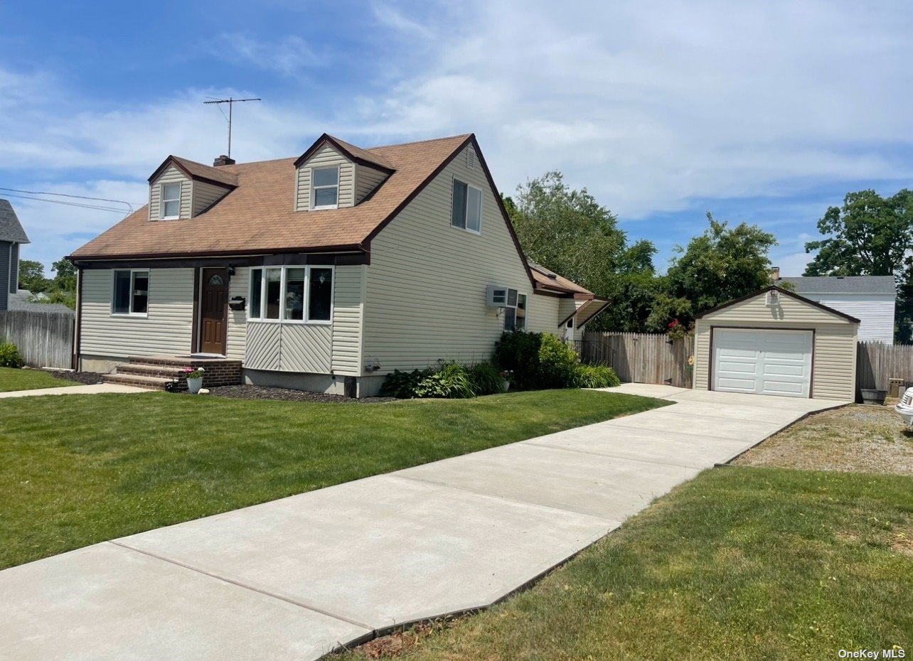 Smith St, Deer Park, NY 11729