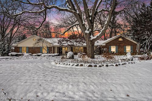 4616 Coachmaker Dr, Bloomfield Hills, MI, 48302-2227 | Card Image