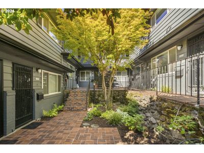 1829 Ne Multnomah St, Condo with 2 bedrooms, 1 bathrooms and 2 parking in Portland OR | Image 1