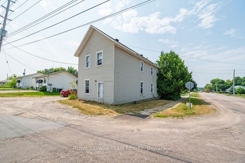928 Mackay St, Pembroke, ON, K8B1A1 | Card Image