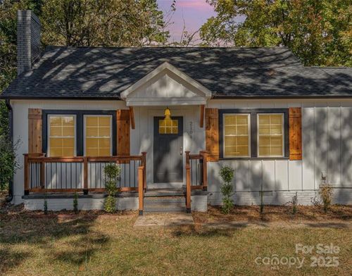 2104 St Mark St, Charlotte, NC, 28216-4860 | Card Image