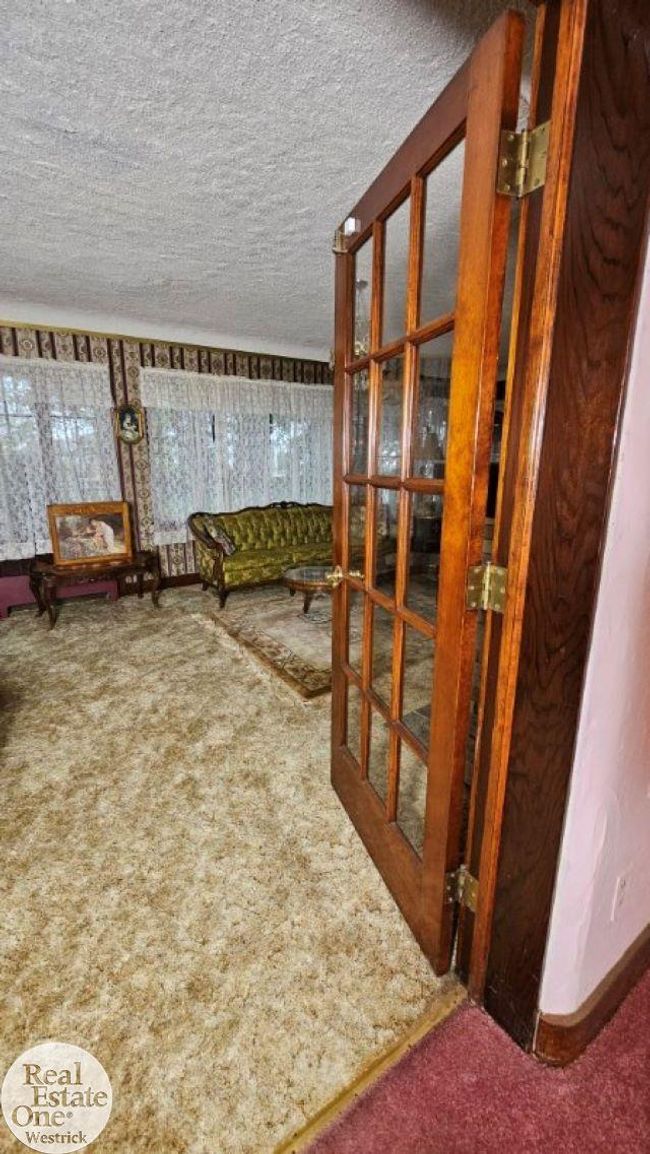 French doors to living ro | Image 12