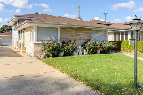 8556 N Oriole Ave, Niles, IL, 60714-2040 | Card Image