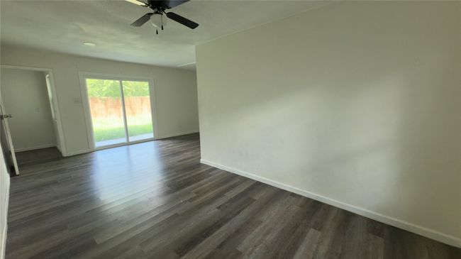 Unfurnished room featuring dark wood-style flooring and ceiling fan | Image 16