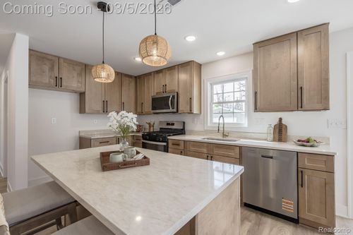 3750 Alida Ave, Rochester Hills, MI, 48309-4243 | Card Image