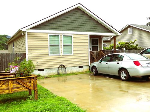 9 Half Moon Dr, Swannanoa, NC, 28778-8318 | Card Image