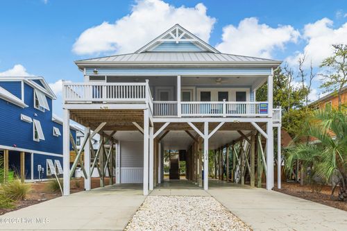 104 Se 70th St, Oak Island, NC, 28465-4541 | Card Image