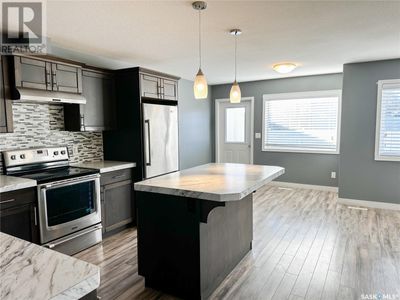 263 30th St W, Home with 3 bedrooms, 2 bathrooms and null parking in Battleford SK | Image 3