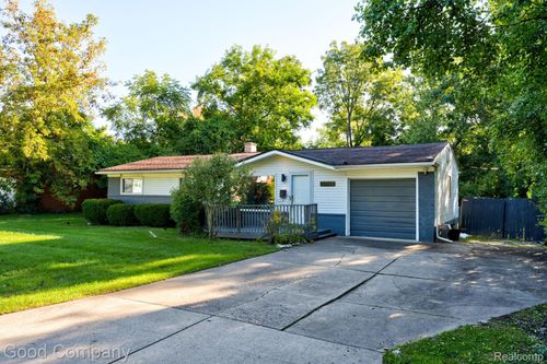 30110 Fairfax St, Southfield, MI, 48076-1585 | Card Image