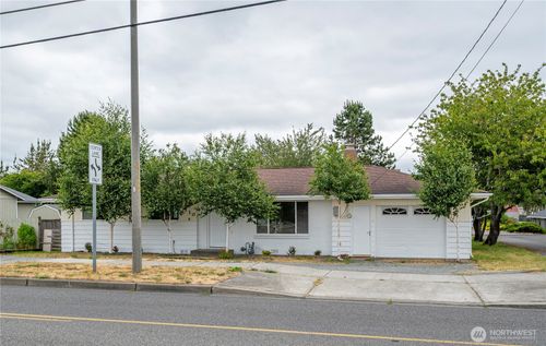 110 N Oak Harbor St, Oak Harbor, WA, 98277-4491 | Card Image