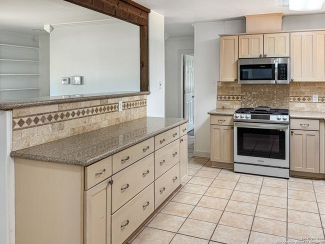 5102 Crown Ln, House other with 3 bedrooms, 2 bathrooms and null parking in Kirby TX | Image 7