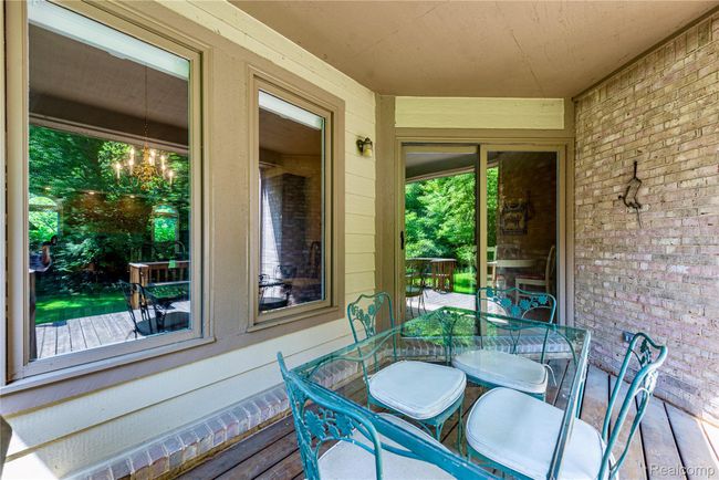 Enjoy outdoor dining here! | Image 40