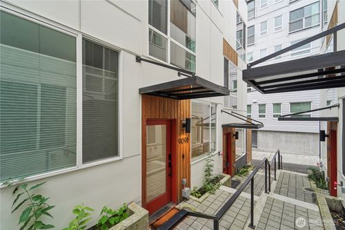 b-909 Hiawatha Pl S, Seattle, WA, 98144-2825 | Card Image