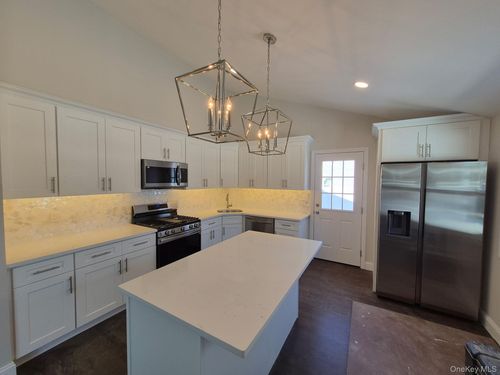 1550 N Gardiner Dr, Bay Shore, NY, 11706-1405 | Card Image