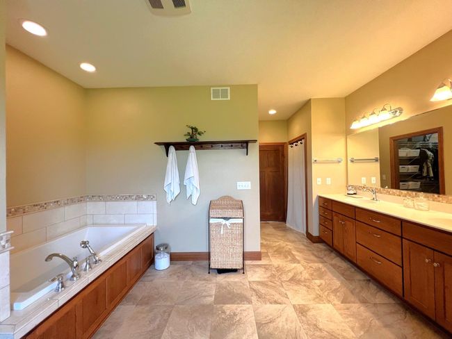 17216 County Road 5 Nw, House other with 5 bedrooms, 4 bathrooms and null parking in New London MN | Image 41