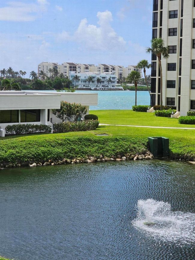 APT-205 - 19800 Sandpointe Bay Dr, Condo with 2 bedrooms, 3 bathrooms and null parking in Tequesta FL | Image 13