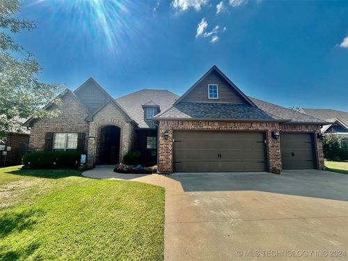 9204 N 95th East Place, Owasso, OK, 74055 | Card Image