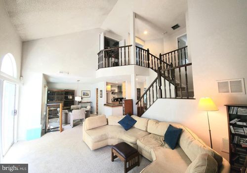 15 Laurel Cir, NEWTOWN, PA, 18940-3221 | Card Image