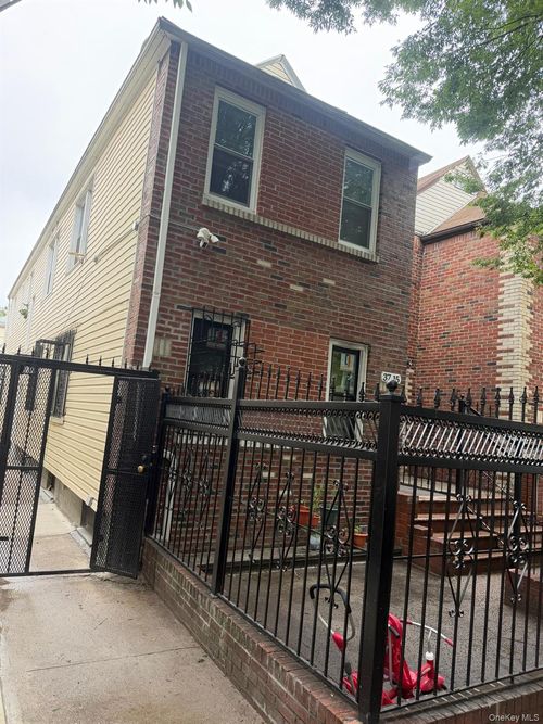 3715 94th Street, New York, NY, 11372 | Card Image