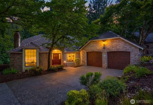 2815 Nw Pine Cone Dr, Issaquah, WA, 98027-8698 | Card Image