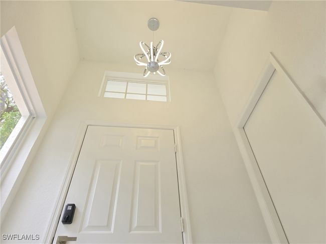 Detailed view of a​​‌​​​​‌​​‌‌​‌‌​​​‌‌​​‌‌​‌​​​​​‌ chandelier | Image 14