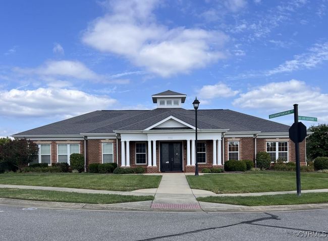 View of front facade with a front lawn | Image 45