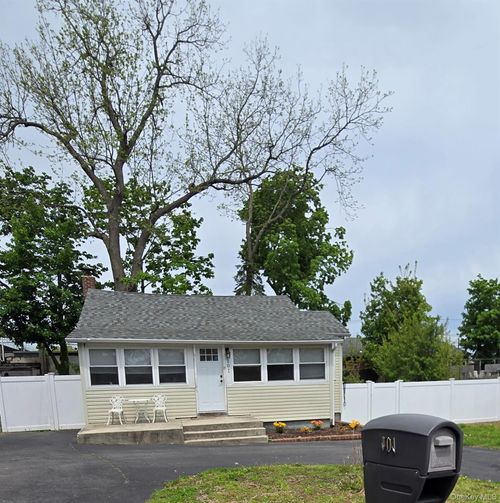 101 Wyona Ave, Selden, NY, 11784-3230 | Card Image
