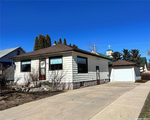 400 3rd Avenue W, Kindersley, SK, S0L1S0 | Card Image