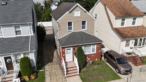 105 Pilgrim Pl, Valley Stream, NY, 11580-5324 | Card Image