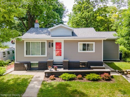 3973 Oak Knoll Rd, Waterford, MI, 48328-4069 | Card Image