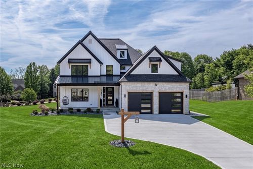 245 Somerset Dr, Hinckley, OH, 44233-9657 | Card Image