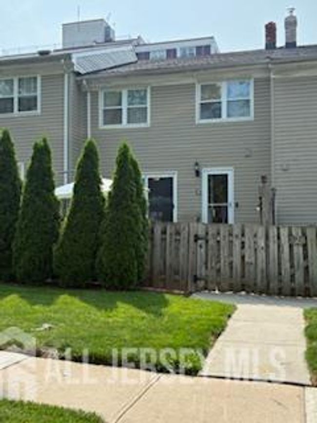 318 High St, Townhouse with 3 bedrooms, 2 bathrooms and null parking in Perth Amboy NJ | Image 39