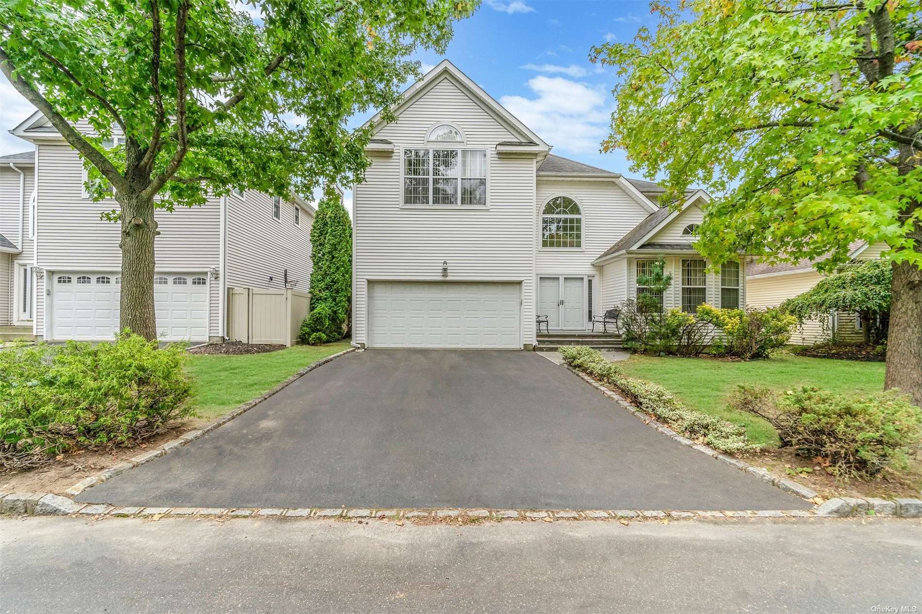 Honeysuckle Ct, Melville, NY 11747