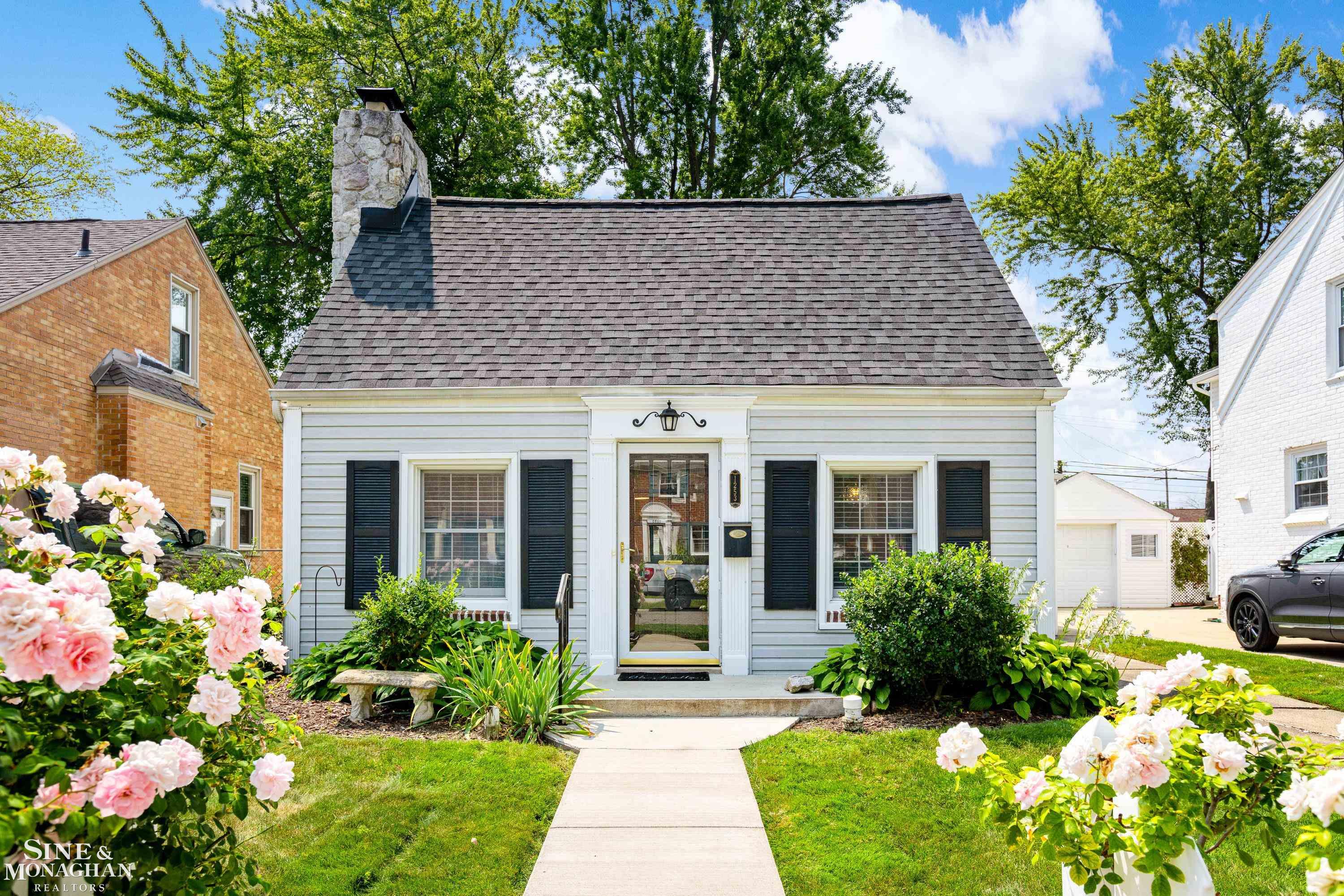 Roslyn Rd, Grosse Pointe Woods, MI 48236