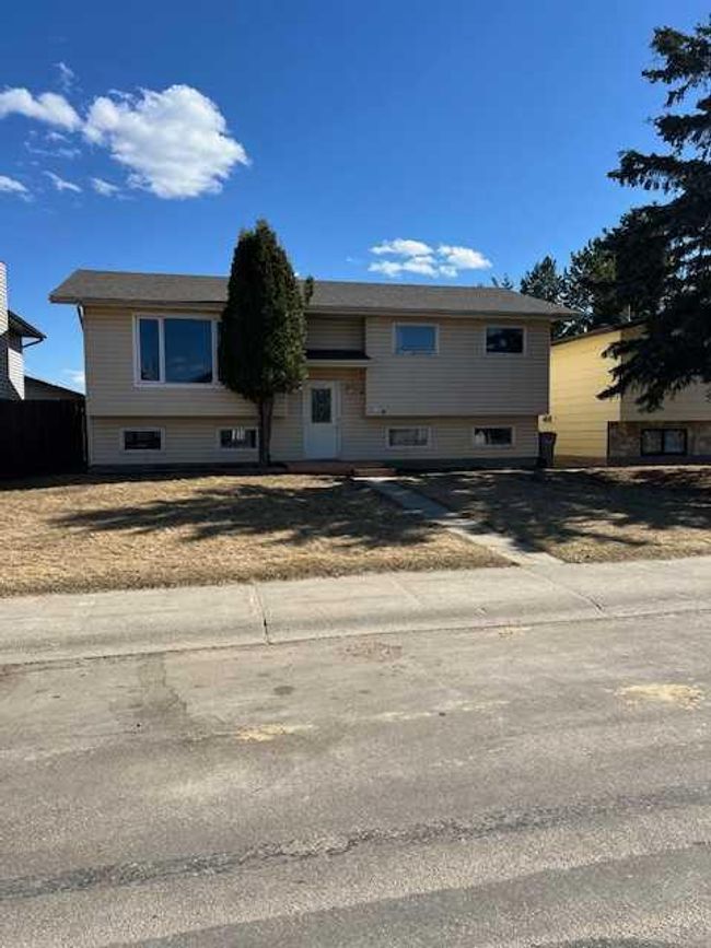 20 Harolds Hollow, Home with 5 bedrooms, 2 bathrooms and 3 parking in Whitecourt AB | Image 1